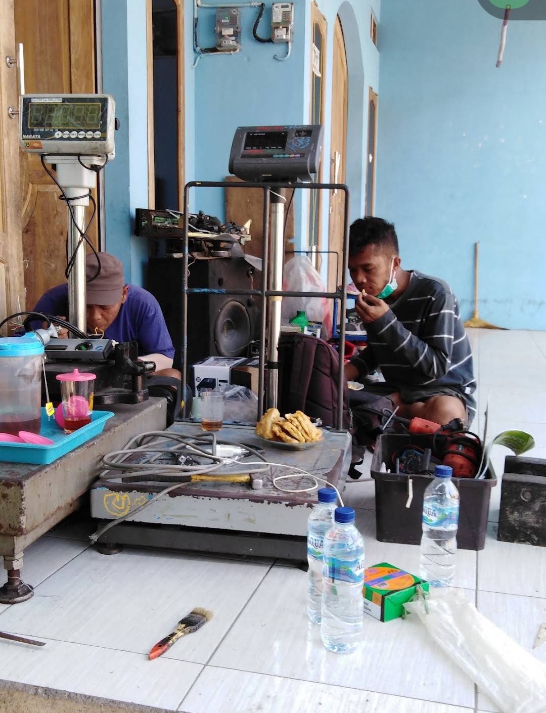 Teknisi SMU sedang menangani timbangan digital