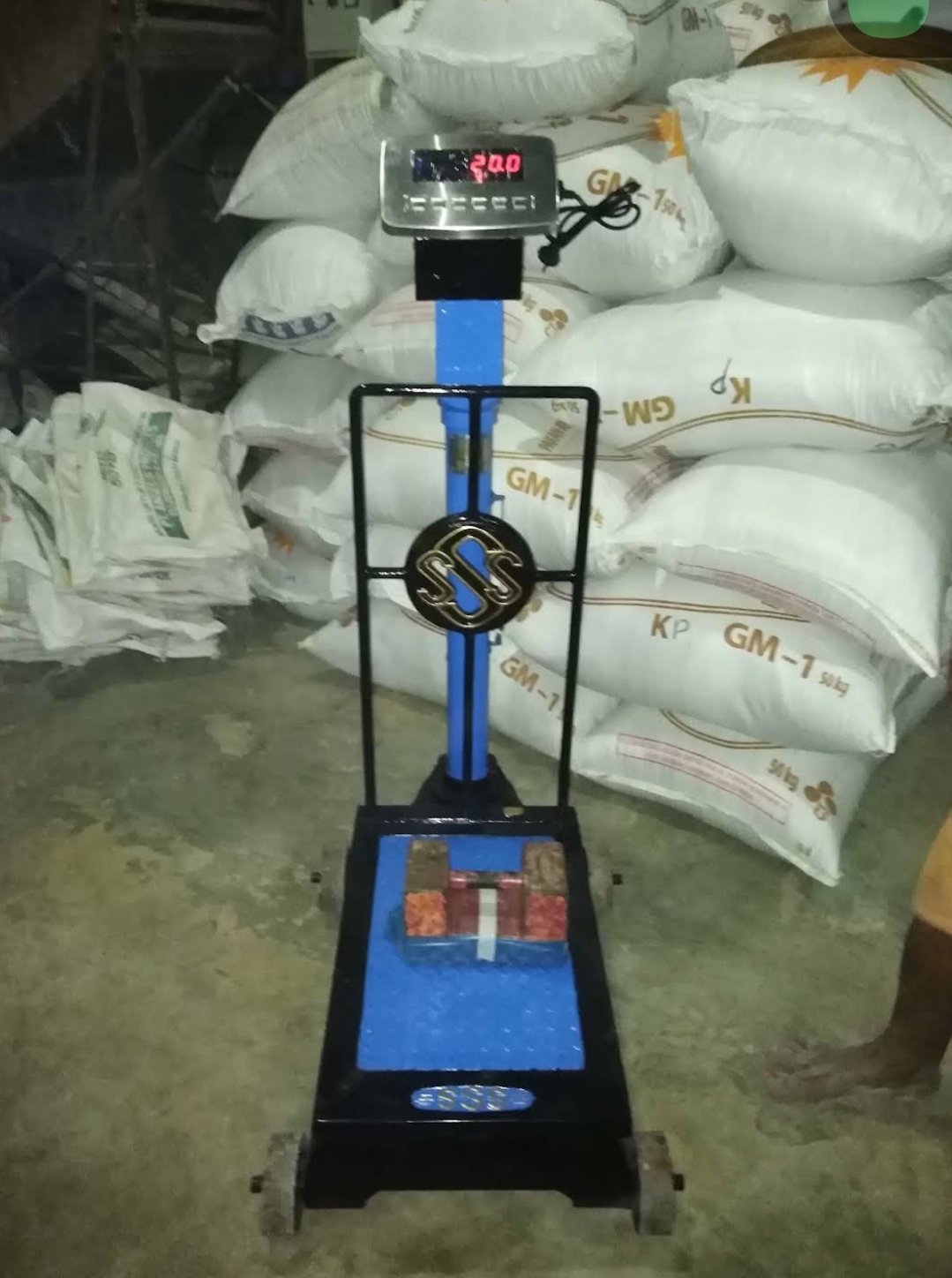 Timbangan digital di area gudang